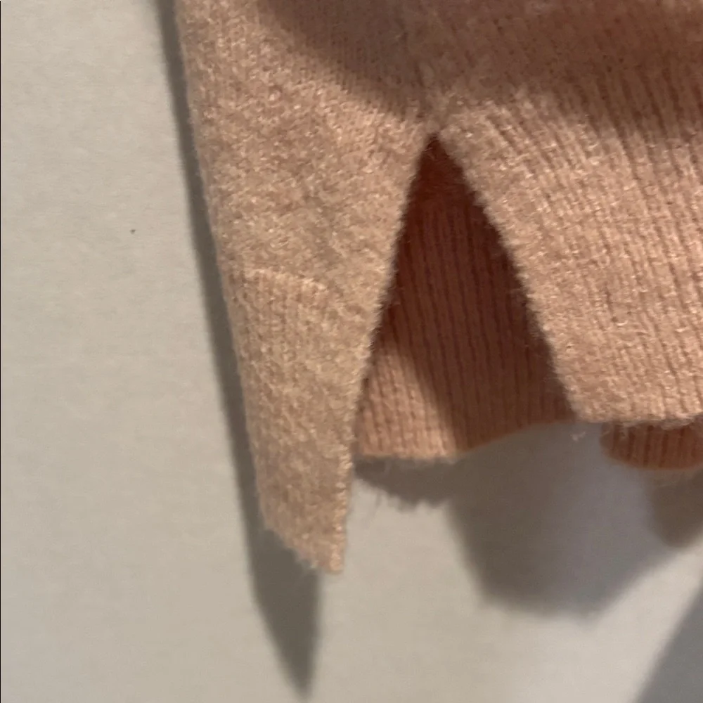 Caslon - Women's High/Low V-Neck Sweater.  Size XL. Light pink